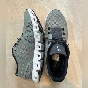On Cloud 5 sneakers size 7.5